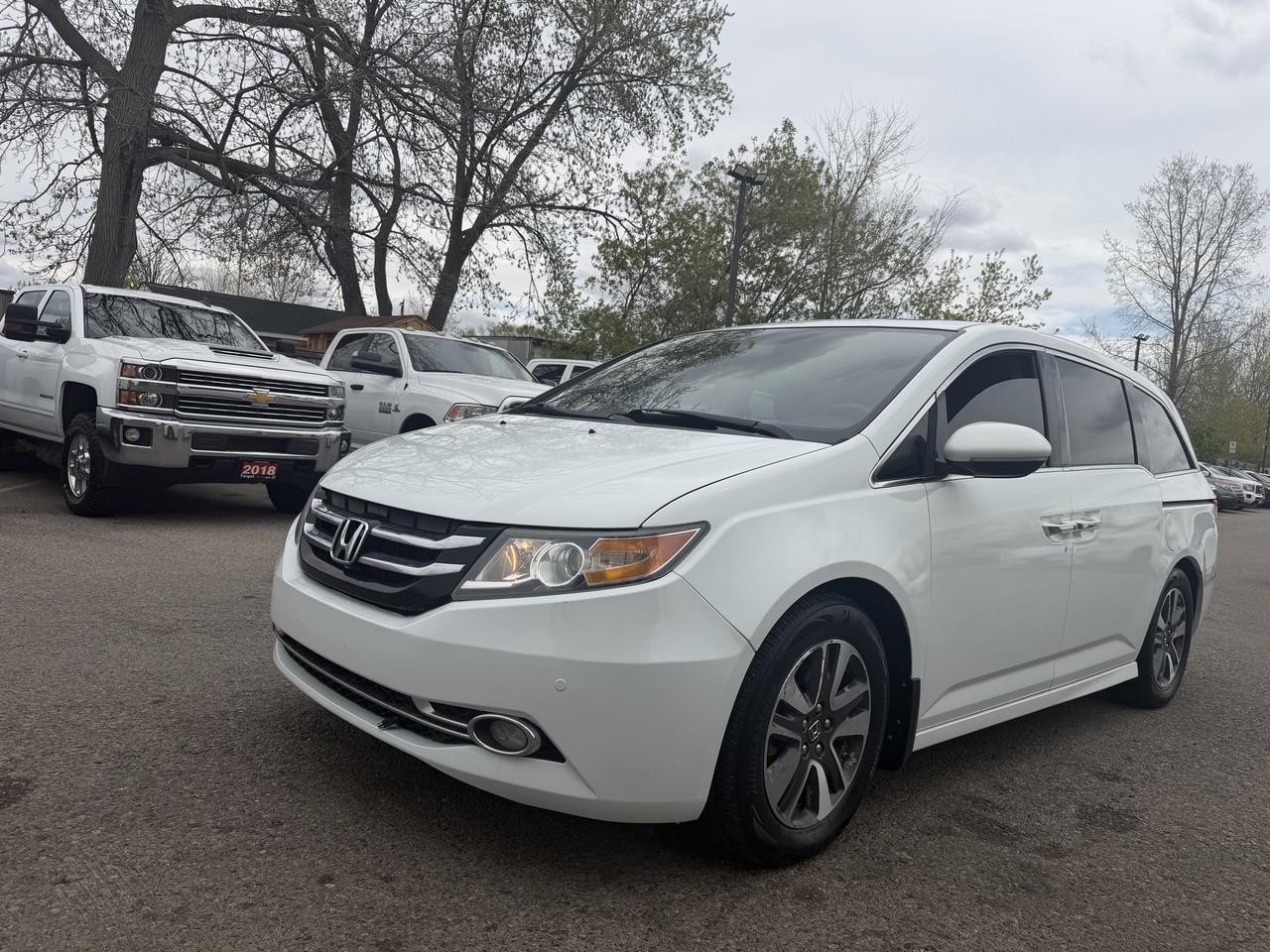 2014 Honda Odyssey Touring Photo2