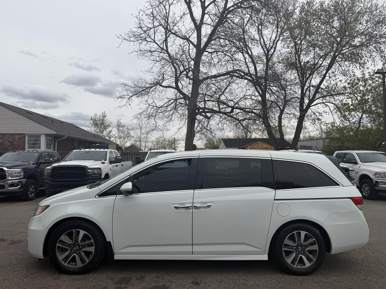 2014 Honda Odyssey Touring Photo3