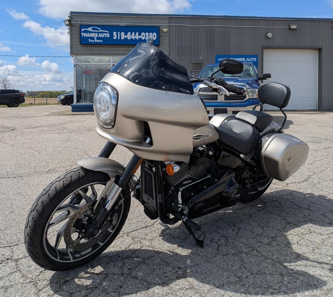 <p class=MsoNormal><span style=font-size: 14.0pt; line-height: 107%; font-family: Aptos,sans-serif;>Only 12,220 kms. Lots of extras on this 2018 Softail Sport Glide in stunning <strong>Silver Fortune</strong>. Milwaukee-Eight 107 ci. engine, Bassani 2-in-1 Exhaust, 6-speed transmission, Screaming Eagle Performance Package and Arlen Ness Intake Breather. Enjoy the agile handling of Harley&rsquo;s all-new Softail frame.</span></p><p class=MsoNormal><span style=font-size: 14.0pt; line-height: 107%; font-family: Aptos,sans-serif;>Equipped with a Klock Werks FXRP Style Fairing and Stereo System. Lockable hard saddlebags, inverted forks, and signature Mantis wheels.&nbsp;</span></p><p class=MsoNormal><span style=font-size: 14.0pt; line-height: 107%; font-family: Aptos,sans-serif;>Low seat height, and comfortable ergonomics.</span></p><p class=MsoNormal><span style=font-size: 14.0pt; line-height: 107%; font-family: Aptos,sans-serif;>Clean, sharp, and ready to ride. Minor scuff/scratches on left side of fairing and saddlebag as shown in photos.</span></p><p class=MsoNormal><a name=_Hlk211499882></a><span style=font-size: 14.0pt; line-height: 107%; font-family: Aptos,sans-serif;>Clean CARFAX Report. No accidents or damage claims recorded. Selling Safety Inspected & Certified.</span></p><p class=MsoNormal><span style=mso-bookmark: _Hlk211499882;><span style=font-size: 14.0pt; line-height: 107%; font-family: Aptos,sans-serif;>Priced well below market value. Asking only $16,995 + 13% HST and Vehicle Registration/Licencing and OMVIC requirements.</span></span></p><p class=MsoNormal><span style=mso-bookmark: _Hlk211499882;><span style=font-size: 14.0pt; line-height: 107%; font-family: Aptos,sans-serif;>Offered by Thames Auto Sales. </span></span><a href=http://www.thamesautosales.ca><span style=mso-bookmark: _Hlk211499882;><span style=font-size: 14.0pt; line-height: 107%; font-family: Aptos,sans-serif;>www.thamesautosales.ca</span></span></a><span style=mso-bookmark: _Hlk211499882;><span style=font-size: 14.0pt; line-height: 107%; font-family: Aptos,sans-serif;> Now under new ownership and management, effective June 1, 2025.</span></span></p><p class=MsoNormal><span style=font-size: 14.0pt; line-height: 107%; font-family: Aptos,sans-serif;>&nbsp;</span></p><p class=MsoNormal>&nbsp;</p>