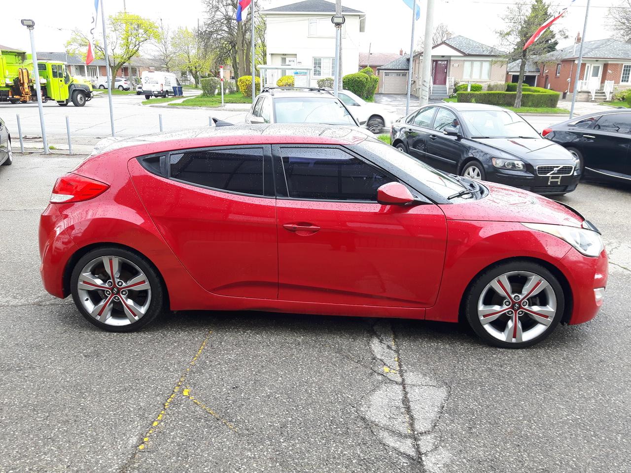 2013 Hyundai Veloster w/Tech Photo3