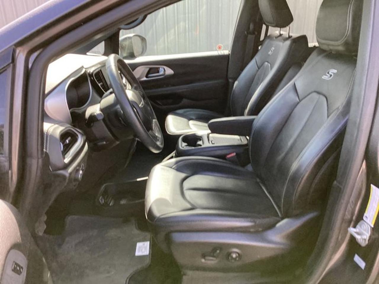 2023 Chrysler Pacifica Touring L FWD | No Accidents | 360 Camera | Leather Seats Photo2