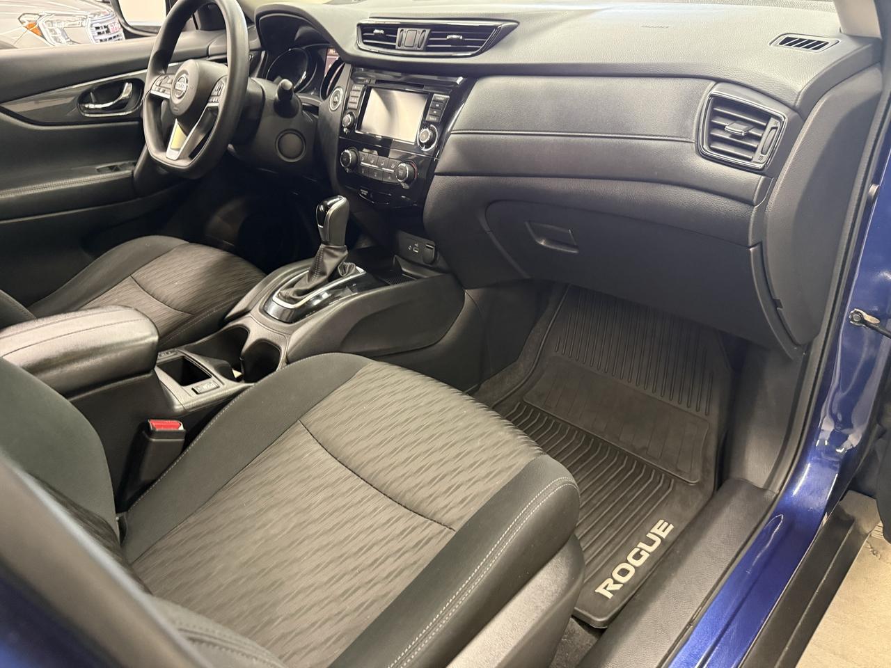 2020 Nissan Rogue SV Photo
