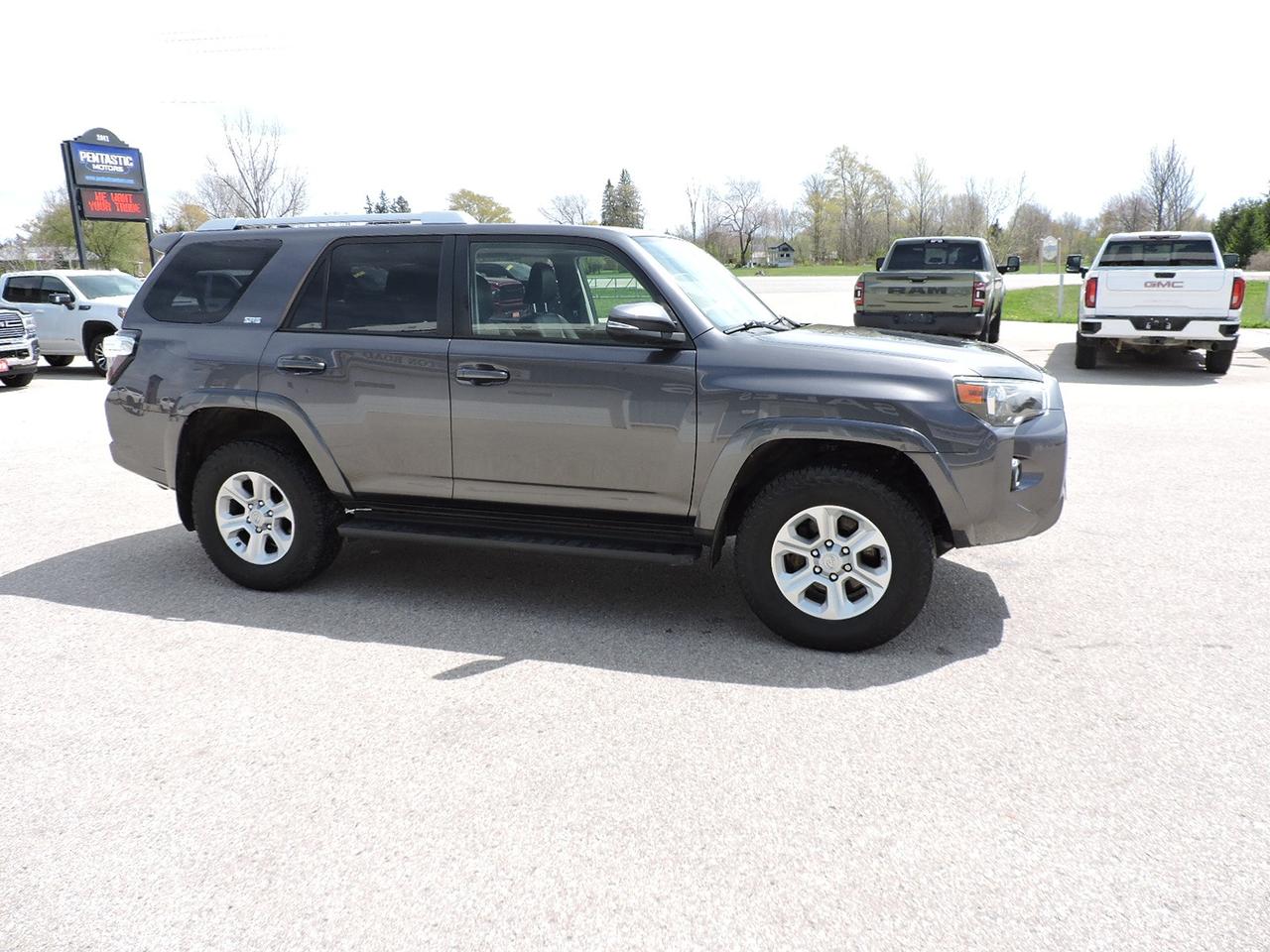 2016 Toyota 4Runner SR5  V6 4X4 7 Passengers 1 Owner 140000 KMS Photo2