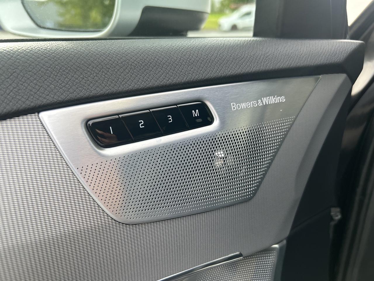2018 Volvo XC90 R-Design!! BOWERS & WILKINS STEREO!! 6-PASSENGER! Photo