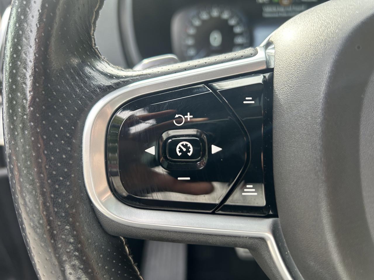 2018 Volvo XC90 R-Design!! BOWERS & WILKINS STEREO!! 6-PASSENGER! Photo