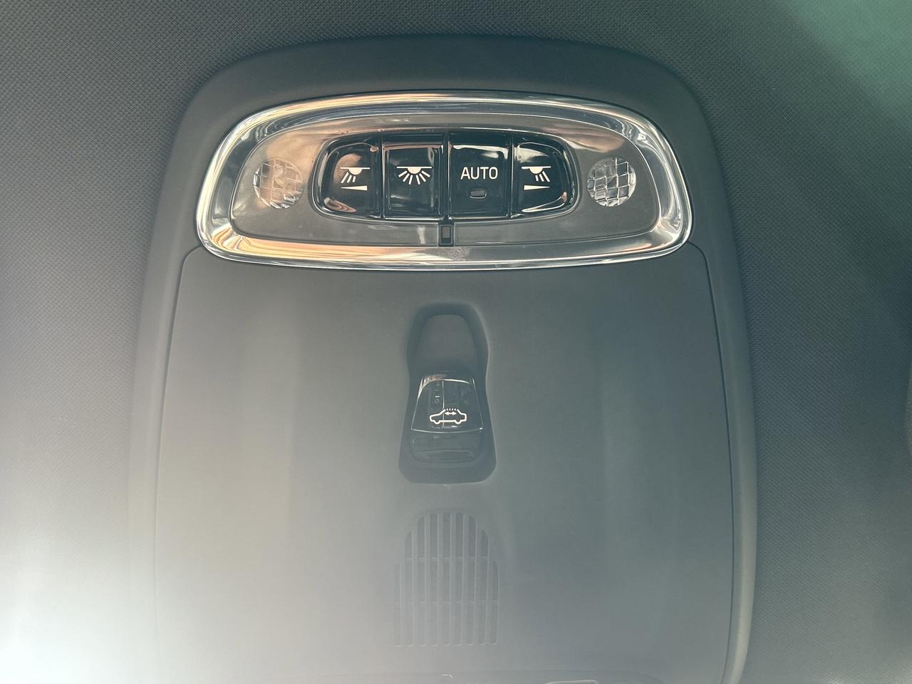 2018 Volvo XC90 R-Design!! BOWERS & WILKINS STEREO!! 6-PASSENGER! Photo