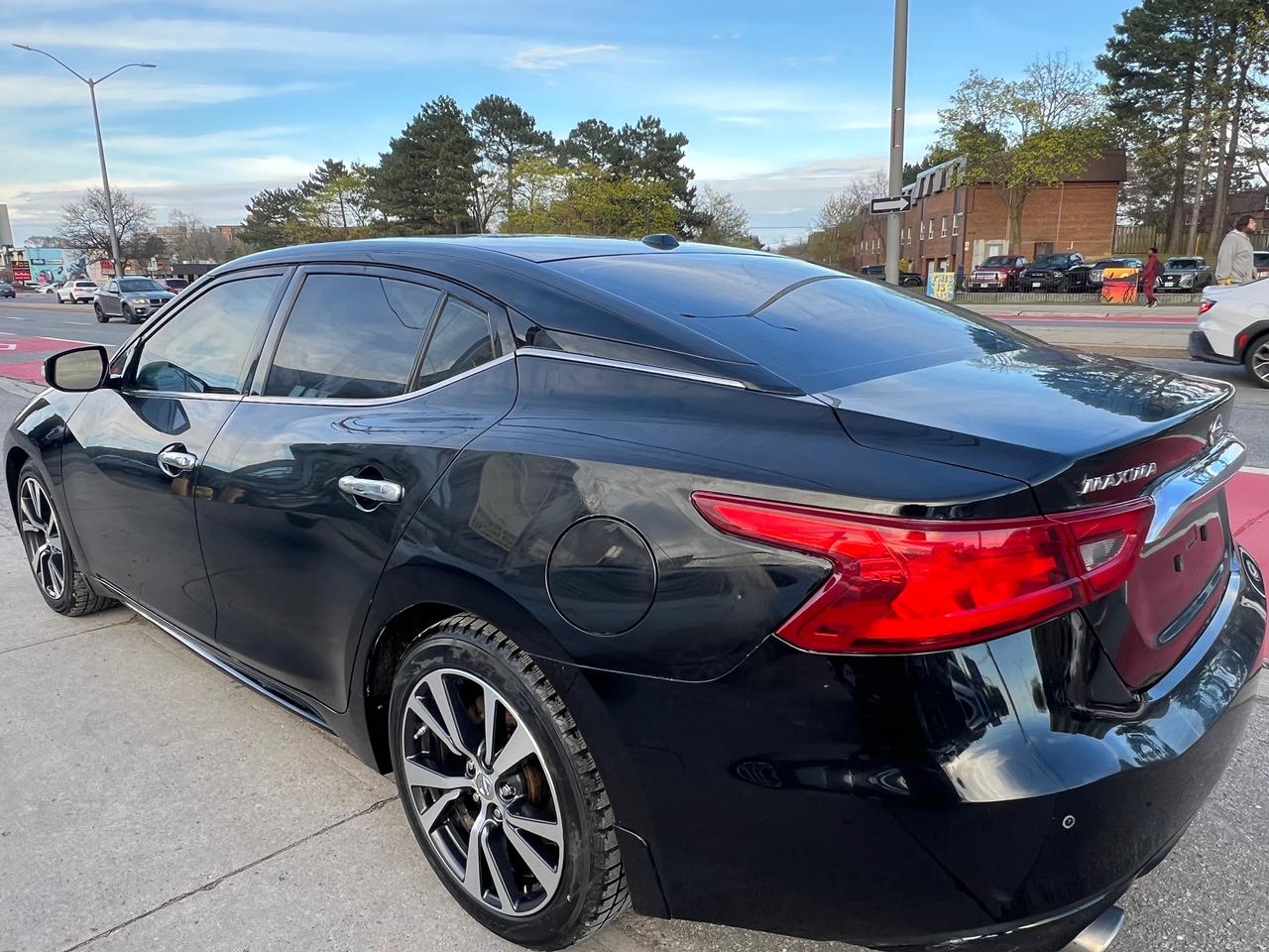 2017 Nissan Maxima LEATHER-NAV-BACK CAM-HEATED SEATS & MORE! Photo4