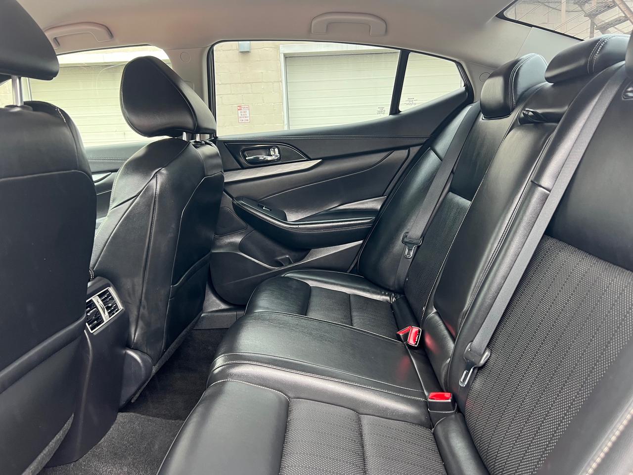 2017 Nissan Maxima LEATHER-NAV-BACK CAM-HEATED SEATS & MORE! Photo