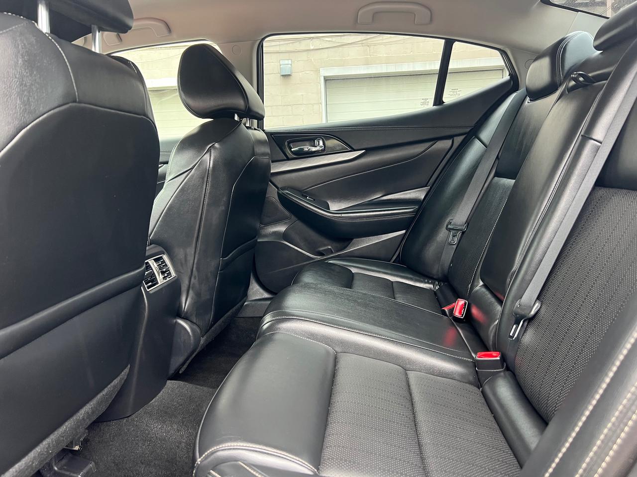 2017 Nissan Maxima LEATHER-NAV-BACK CAM-HEATED SEATS & MORE! Photo