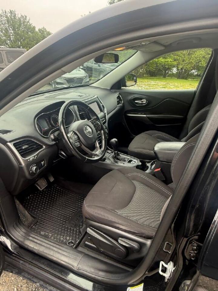 2020 Jeep Cherokee Sport Photo