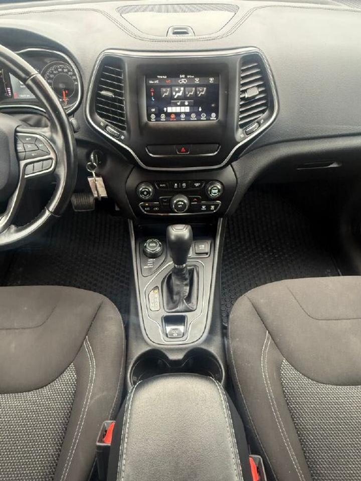 2020 Jeep Cherokee Sport Photo
