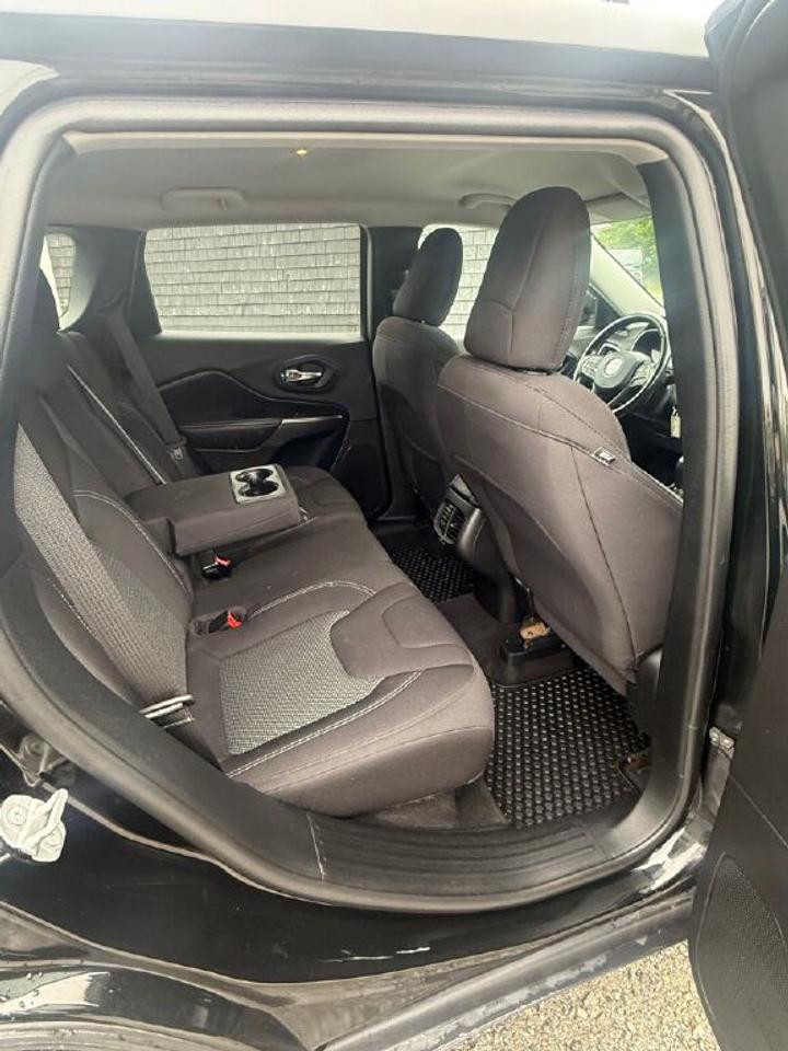 2020 Jeep Cherokee Sport Photo