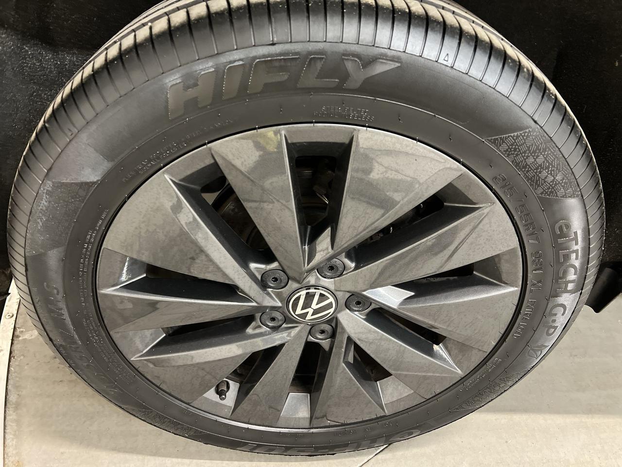 2024 Volkswagen Taos COMFORTLINE | HTD LEATHER | PANO ROOF | CARPLAY Photo