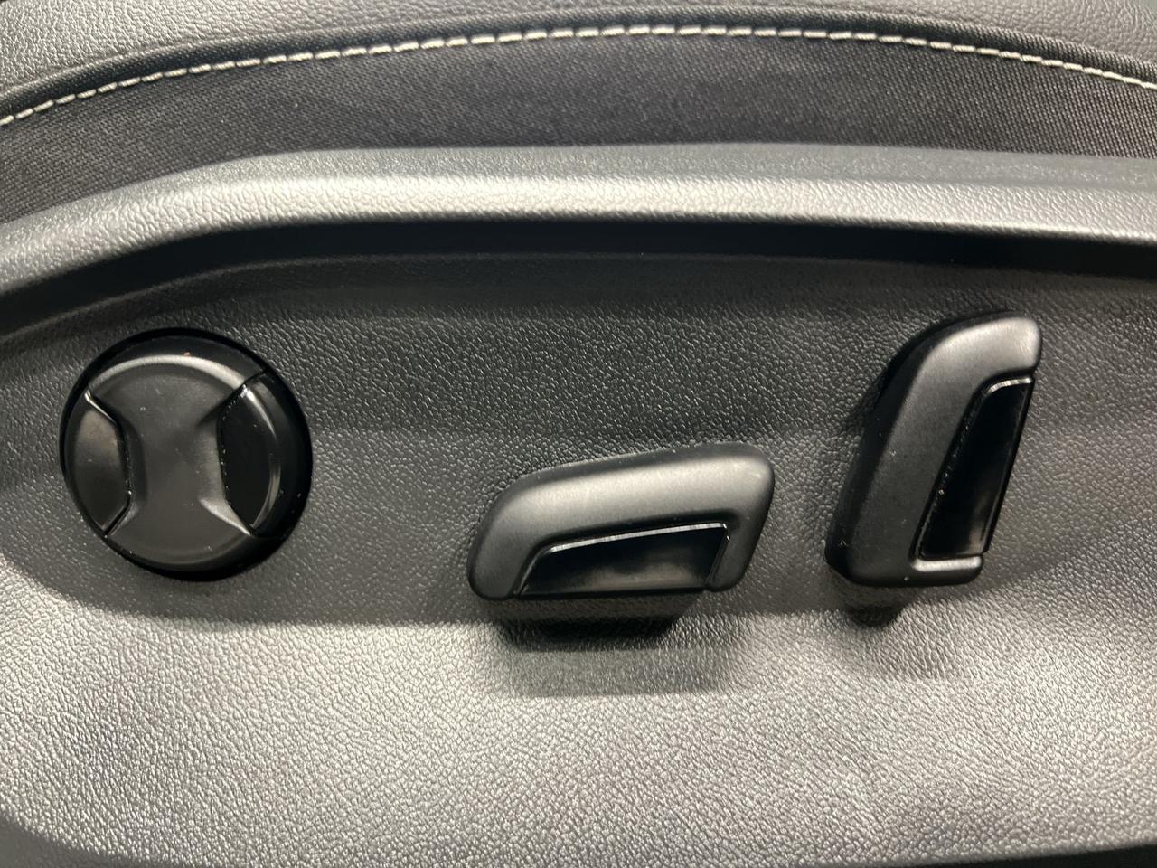 2024 Volkswagen Taos COMFORTLINE | HTD LEATHER | PANO ROOF | CARPLAY Photo