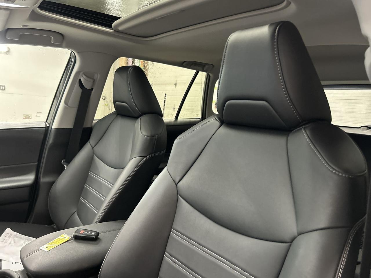2024 Toyota RAV4 XLE PREMIUM AWD | LOW KMS! | LEATHER | SUNROOF Photo