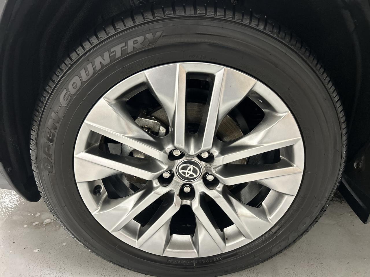 2024 Toyota RAV4 XLE PREMIUM AWD | LOW KMS! | LEATHER | SUNROOF Photo
