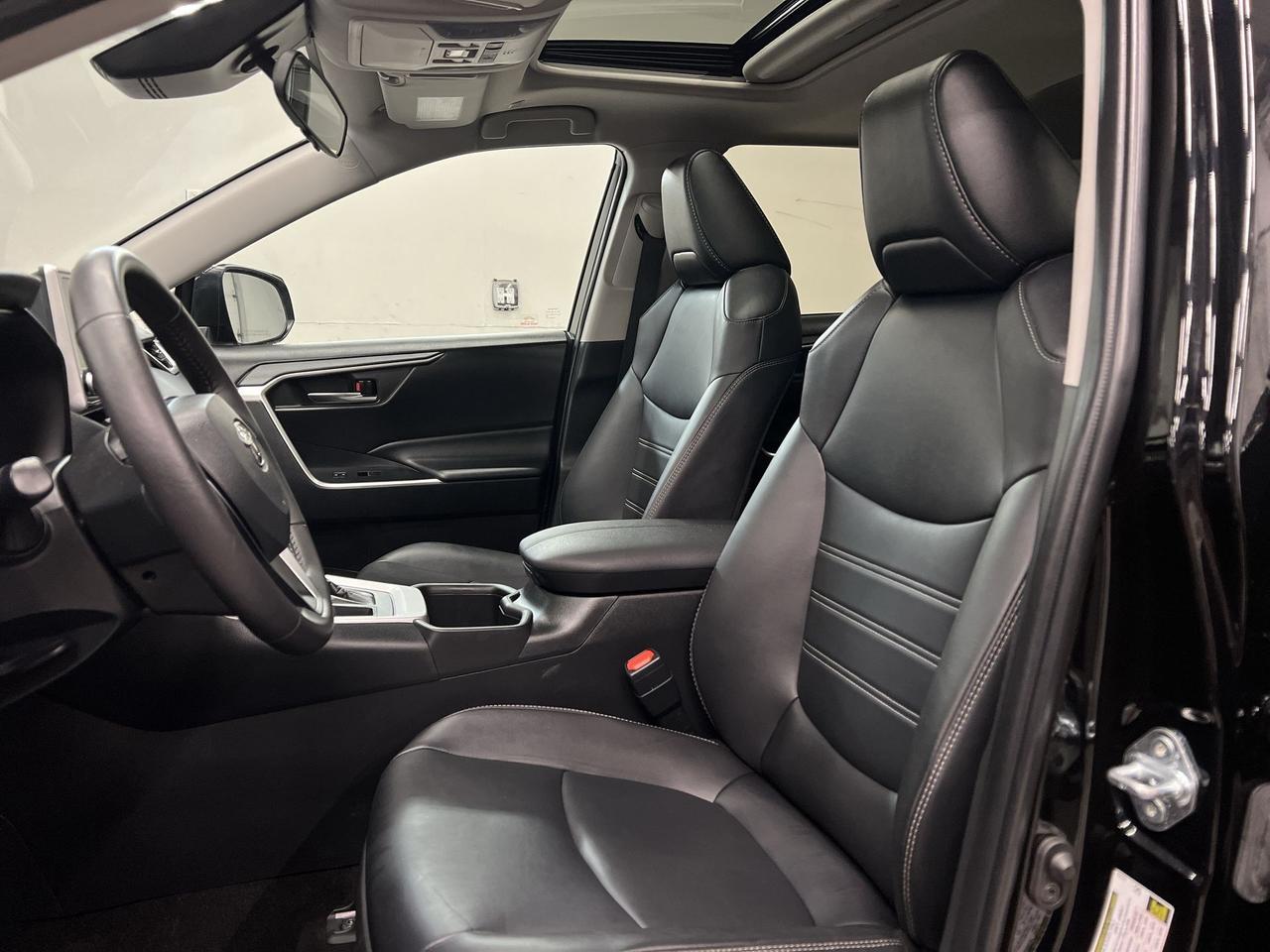 2024 Toyota RAV4 XLE PREMIUM AWD | LOW KMS! | LEATHER | SUNROOF Photo
