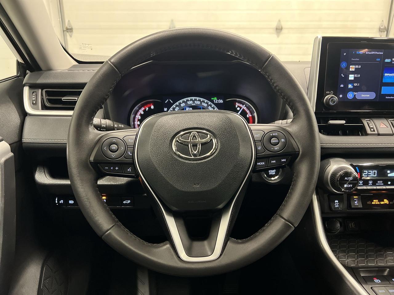 2024 Toyota RAV4 XLE PREMIUM AWD | LOW KMS! | LEATHER | SUNROOF Photo