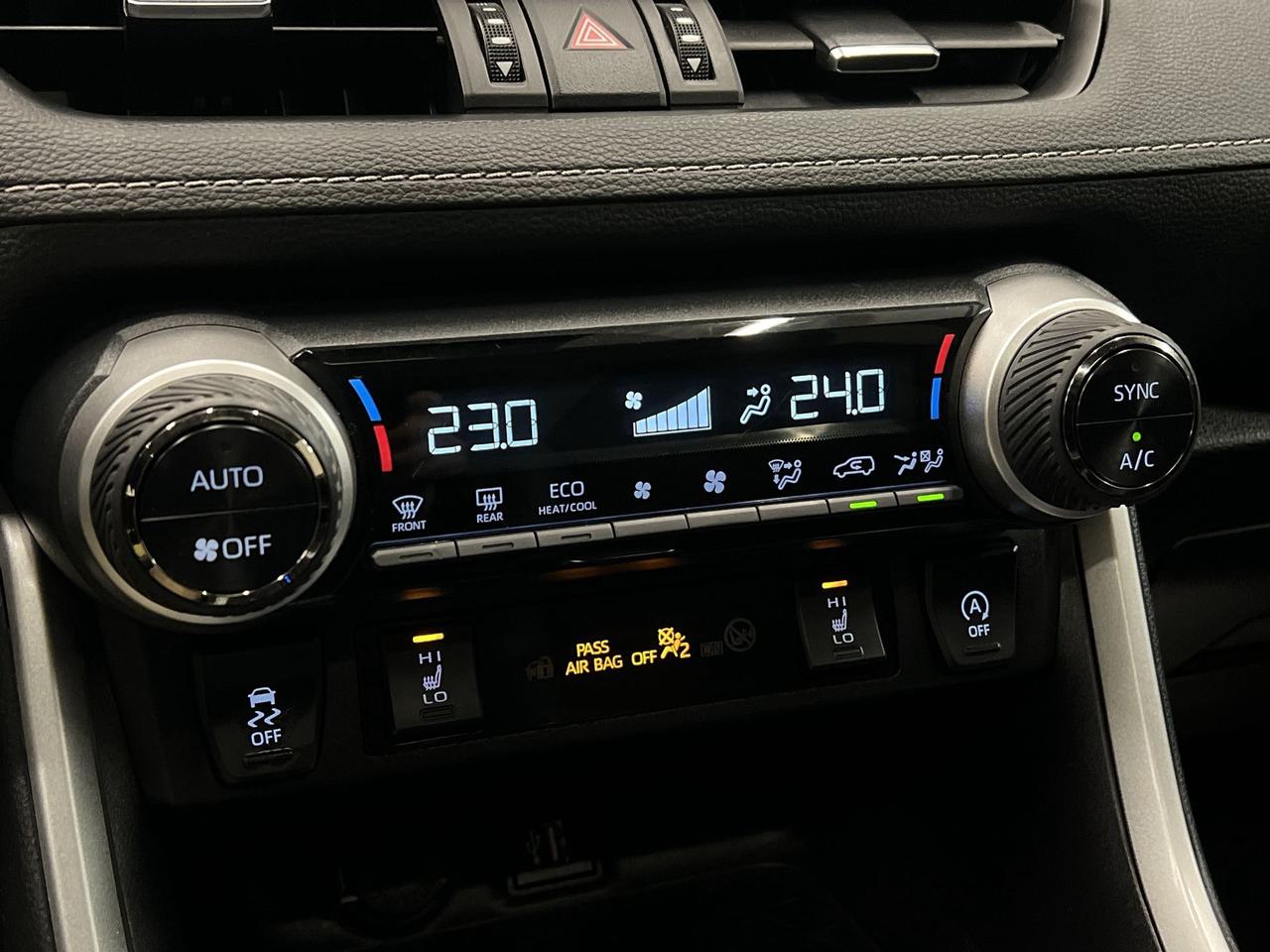 2024 Toyota RAV4 XLE PREMIUM AWD | LOW KMS! | LEATHER | SUNROOF Photo