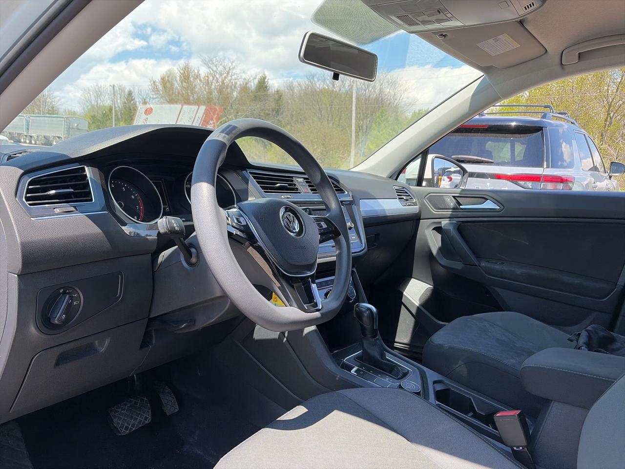 2019 Volkswagen Tiguan TRENDLINE, CLEAN CARFAX, AWD, HEATED SEATS! Photo