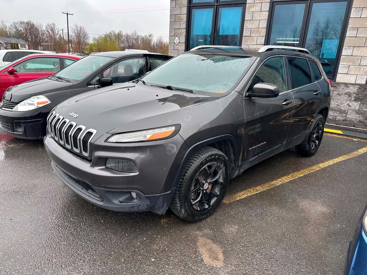 Découvrez le Jeep Cherokee Latitude 2015, offert chez Kenny Drummondville! Ce VUS polyvalent est équipé dun puissant moteur V6 3.2L DOHC 24V, parfait pour affronter les routes du Québec avec confiance. Vendu tel quel, ce véhicule vous permet déconomiser et de personnaliser votre achat selon vos besoins. Profitez de la robustesse Jeep à un prix avantageux. Passez nous voir dès aujourdhui!