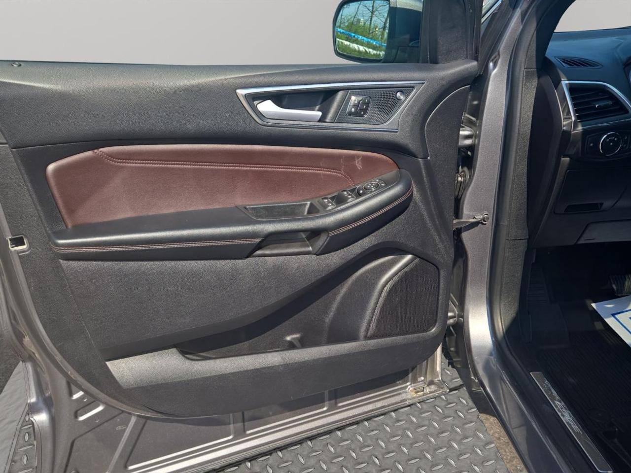 2021 Ford Edge Titanium Photo
