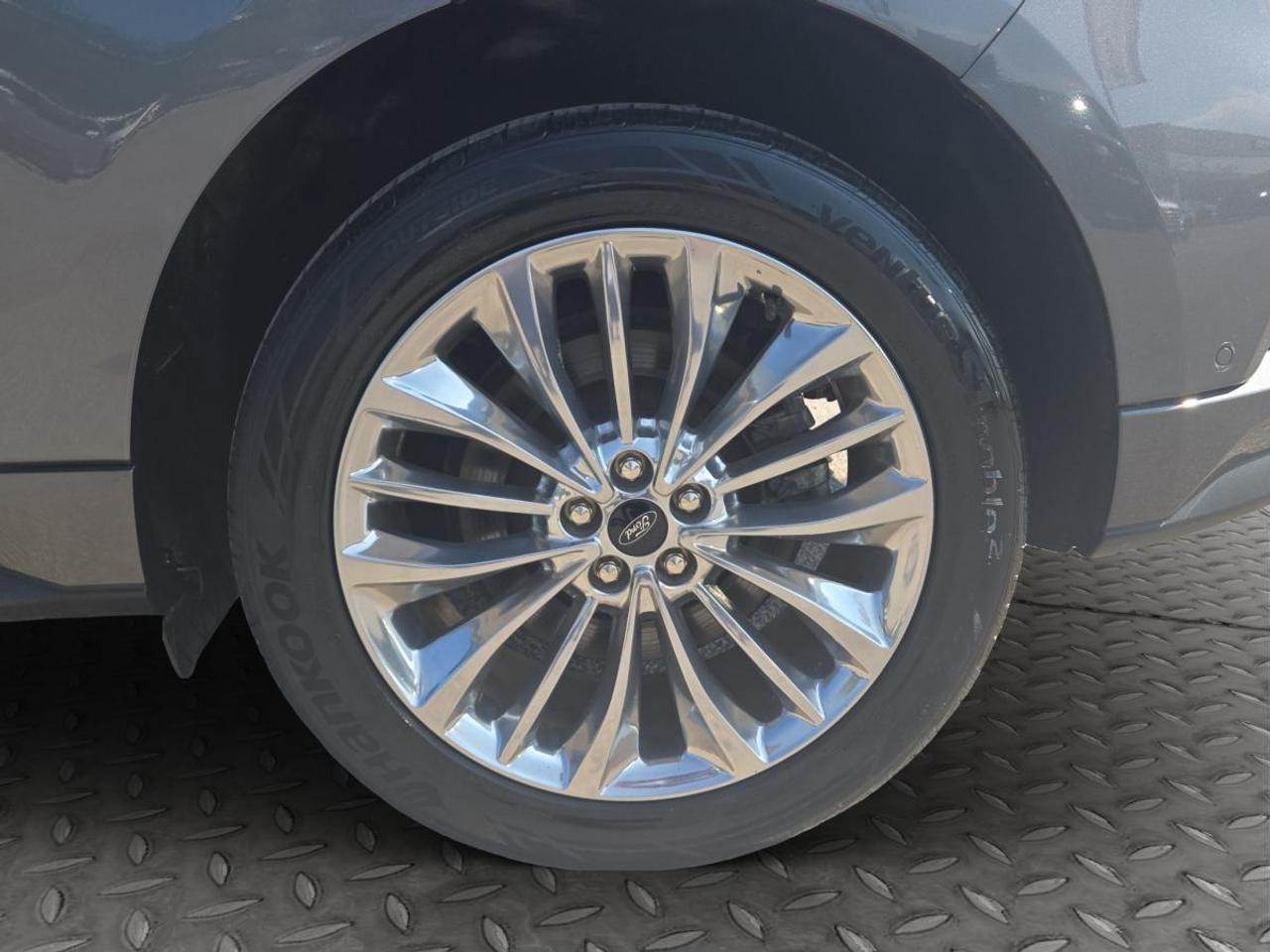 2021 Ford Edge Titanium Photo