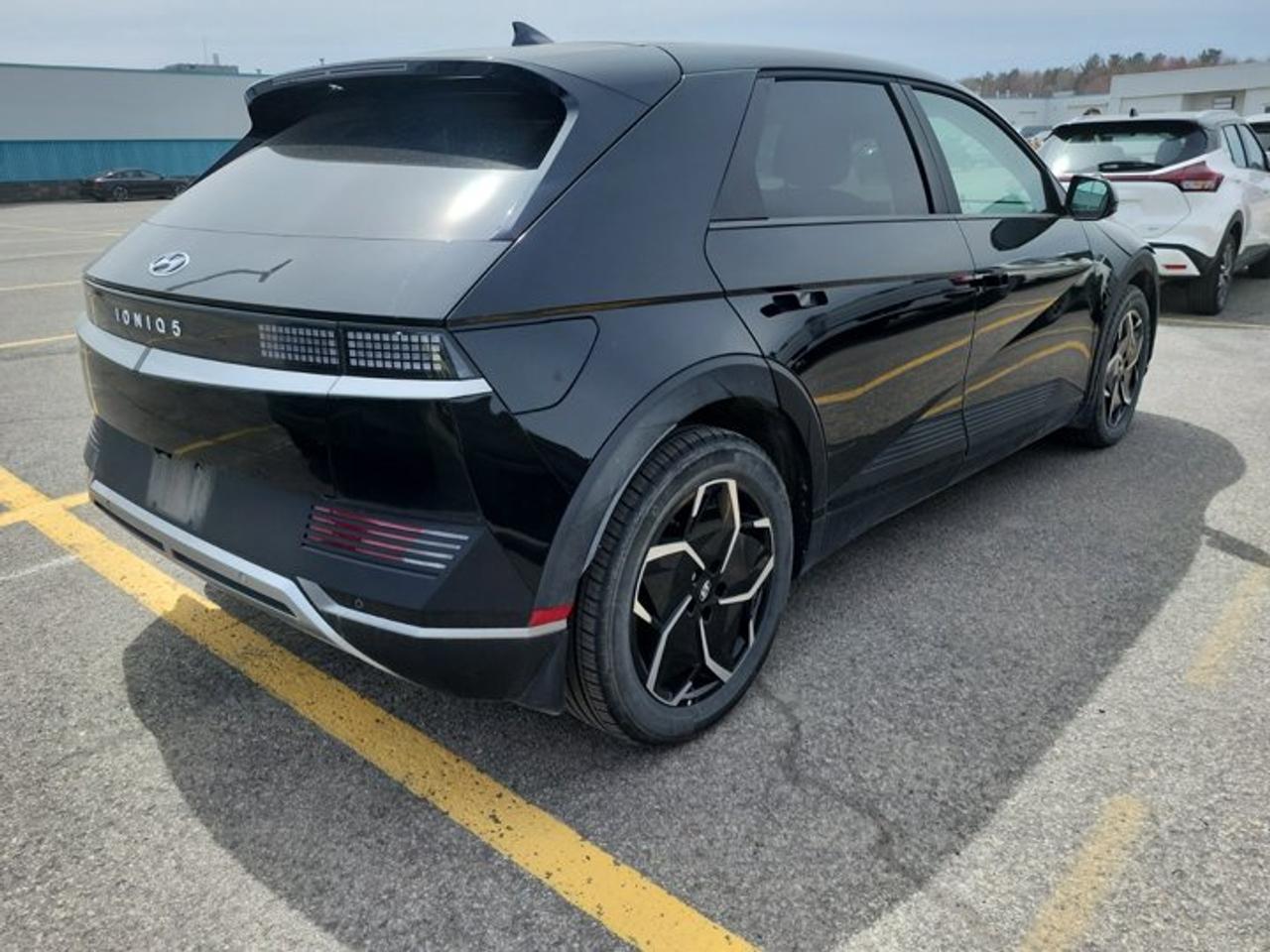 2024 Hyundai IONIQ 5 Preferred Long Range | Navi | Heated Seats + Steering | Adaptive Cruise | Remote Start | and More ! Photo