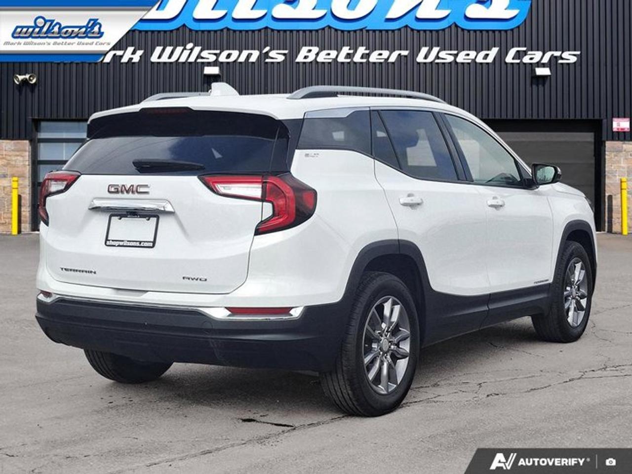 2024 GMC Terrain SLT AWD | Leather | Heated Seats + Steering | Remote Start | Power Liftgate | CarPlay and More ! Photo