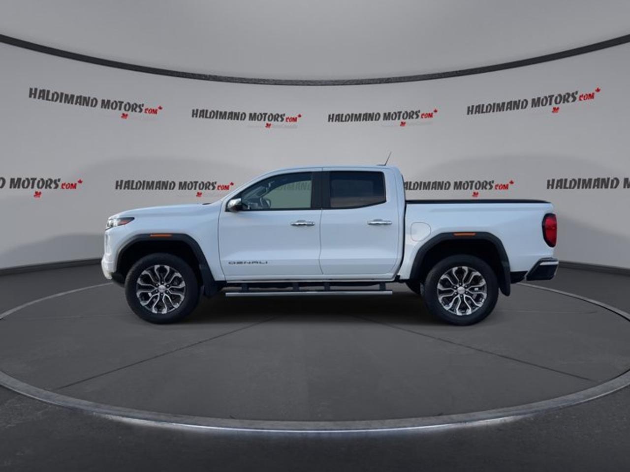 2023 GMC Canyon Denali Crew Cab 5' Box 4WD | No Accidents | Leather Seats Photo4