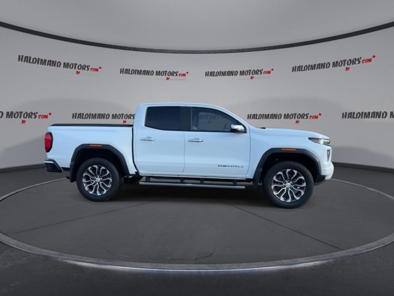 2023 GMC Canyon Denali Crew Cab 5' Box 4WD | No Accidents | Leather Seats Photo