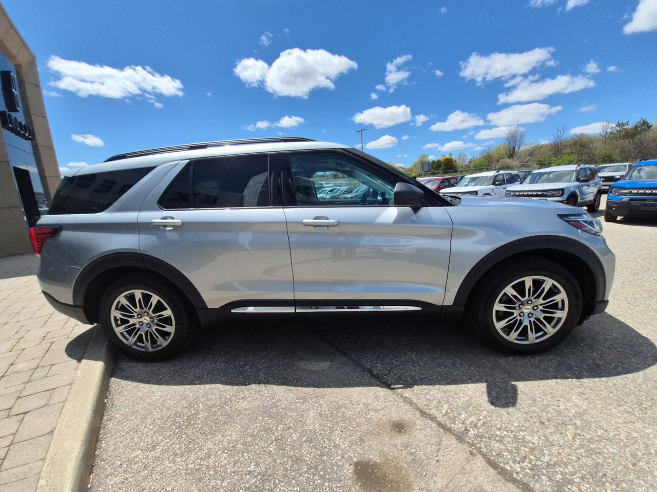 2025 Ford Explorer COMFORT PACK WITH ROOF AND 20" RIMS! REMOTE START! Photo2