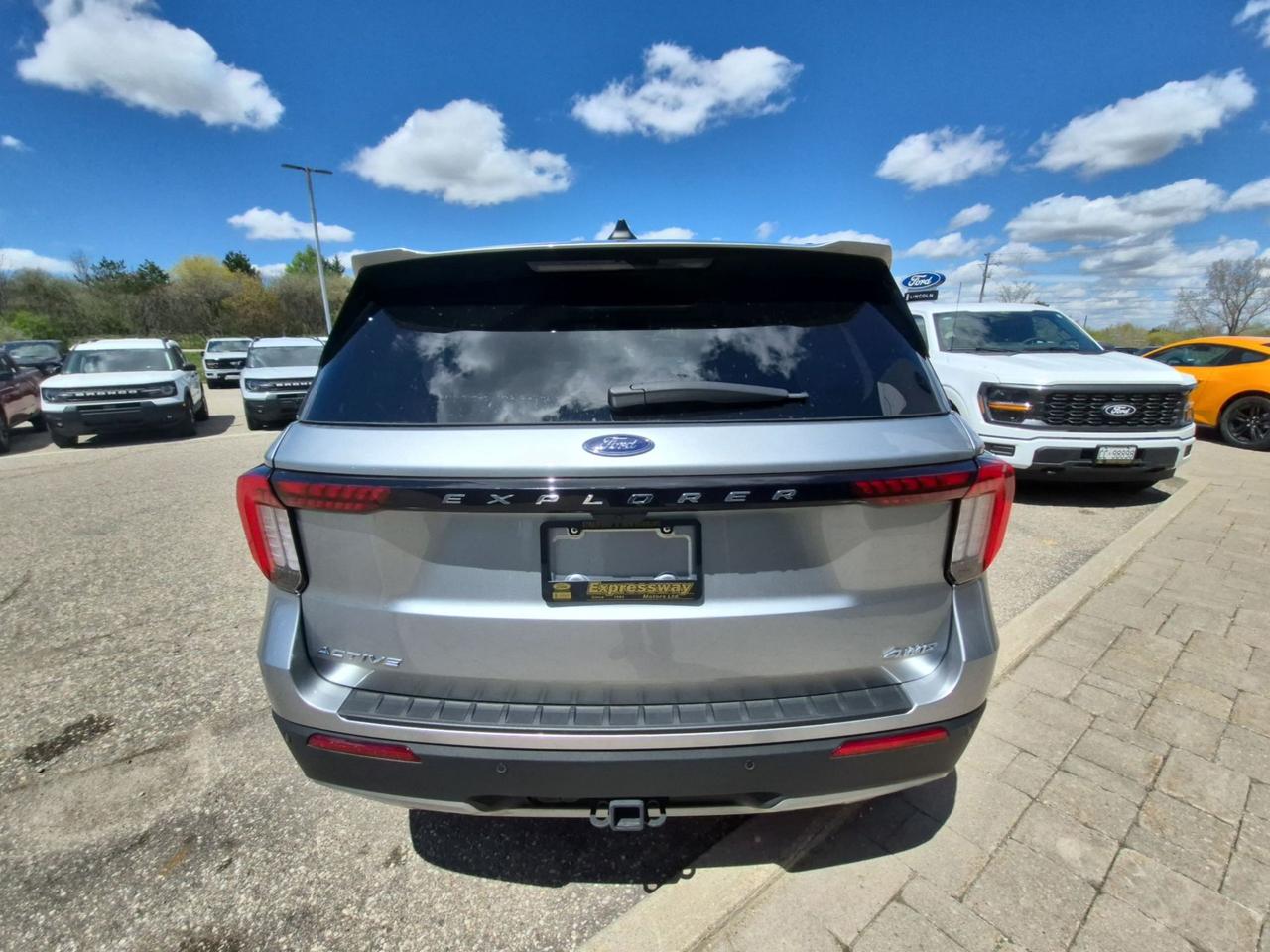 2025 Ford Explorer COMFORT PACK WITH ROOF AND 20" RIMS! REMOTE START! Photo3