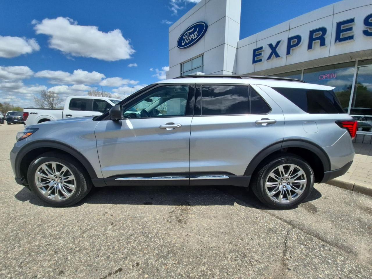 2025 Ford Explorer COMFORT PACK WITH ROOF AND 20" RIMS! REMOTE START! Photo