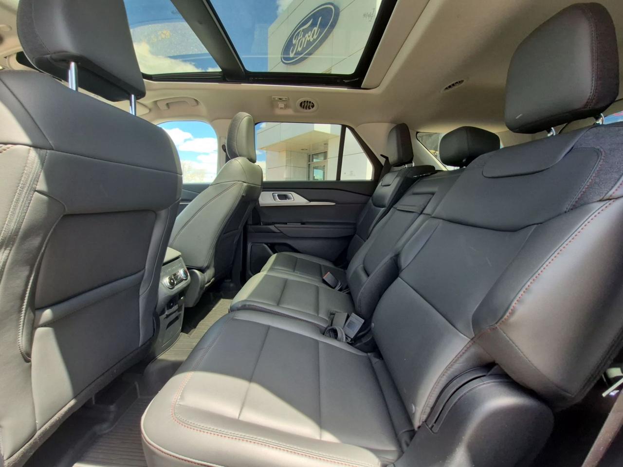 2025 Ford Explorer COMFORT PACK WITH ROOF AND 20" RIMS! REMOTE START! Photo