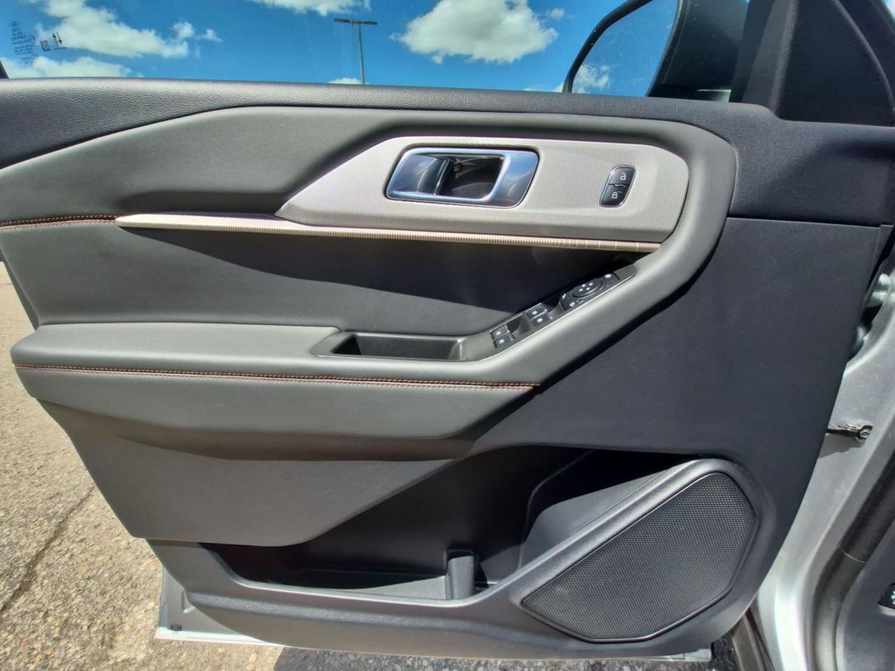 2025 Ford Explorer COMFORT PACK WITH ROOF AND 20" RIMS! REMOTE START! Photo