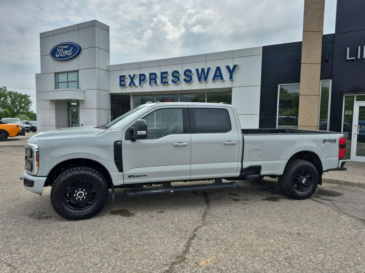 2025 Ford F-250 BLACK APPREARANCE PACK! PREMIUM PACK! DIESEL! FX4! Photo