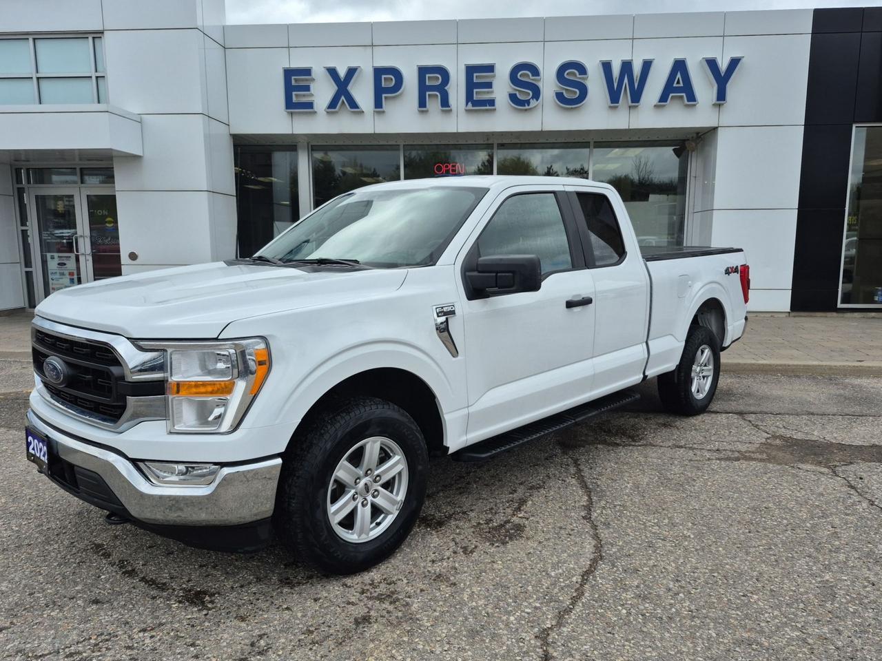 2022 Ford F-150 SUPERCAB! CLASS IV HITCH, TAILGATE STEP! Photo0