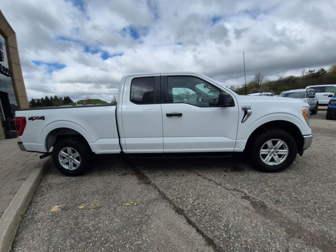 2022 Ford F-150 SUPERCAB! CLASS IV HITCH, TAILGATE STEP! Photo3