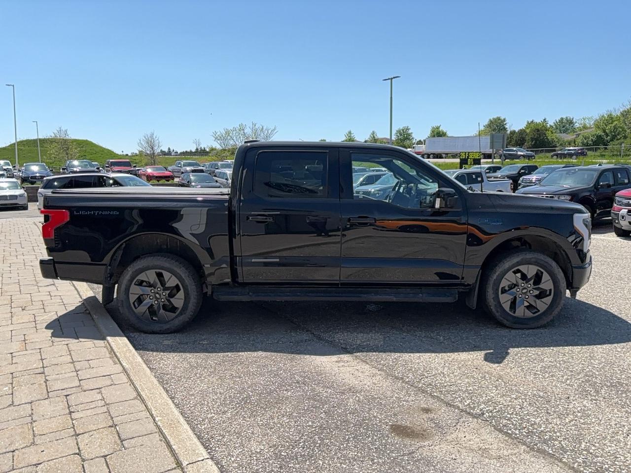 2024 Ford F-150 Lightning EXTENDED RANGE! 20" RIMS, LEATHER, REAR CAMERA! Photo3