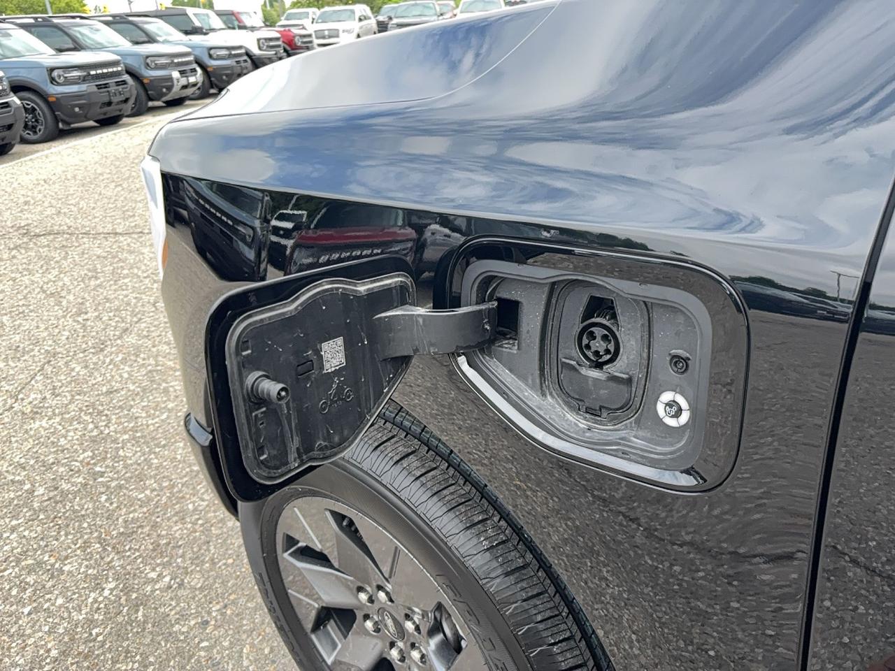 2024 Ford F-150 Lightning EXTENDED RANGE! 20" RIMS, LEATHER, 360 CAMERA! Photo
