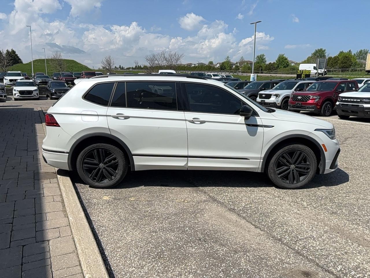 2022 Volkswagen Tiguan COMFORTLINE WITH R-LINE! POWER GATE, REMOTE START! Photo3