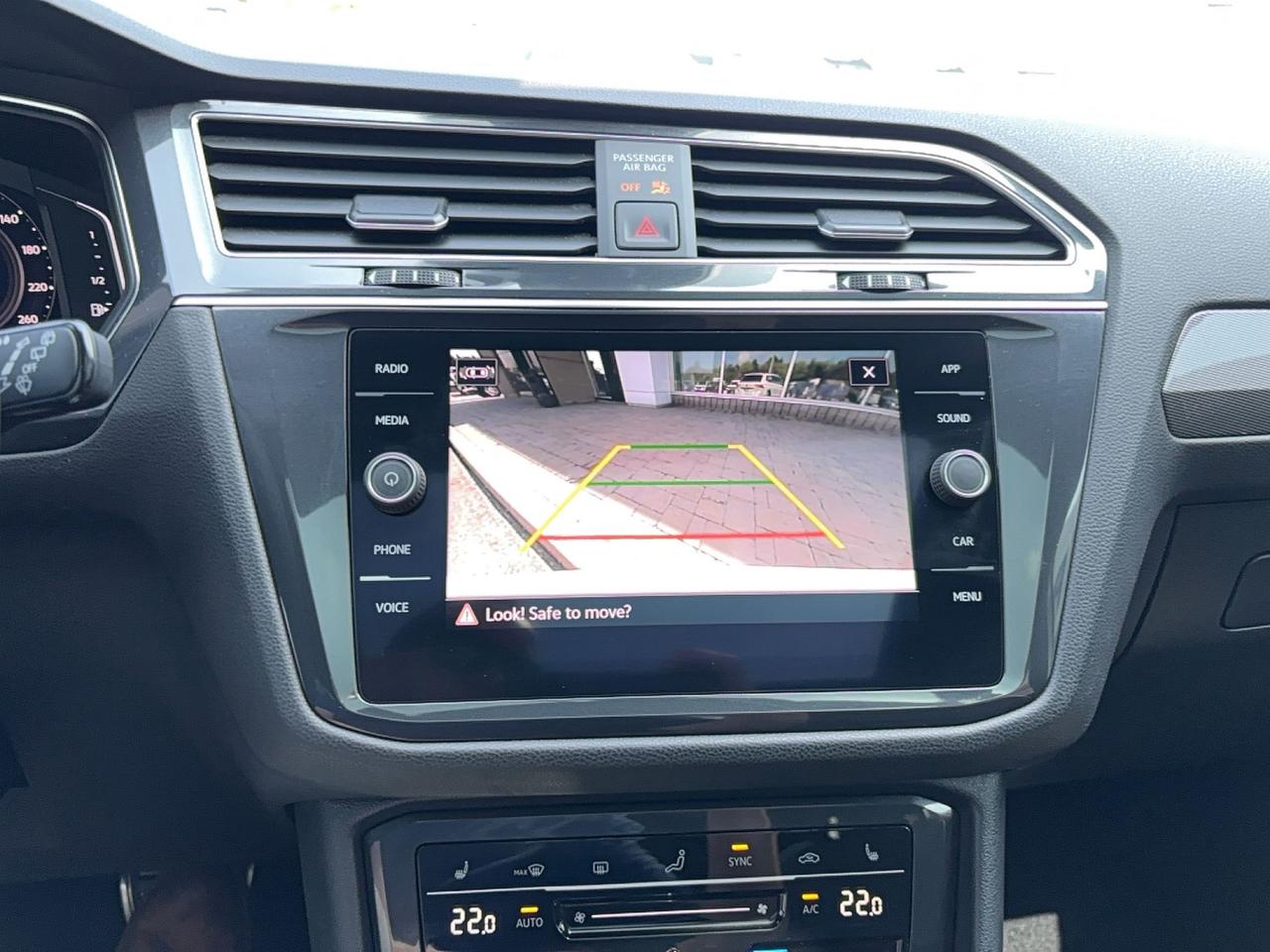 2022 Volkswagen Tiguan COMFORTLINE WITH R-LINE! POWER GATE, REMOTE START! Photo