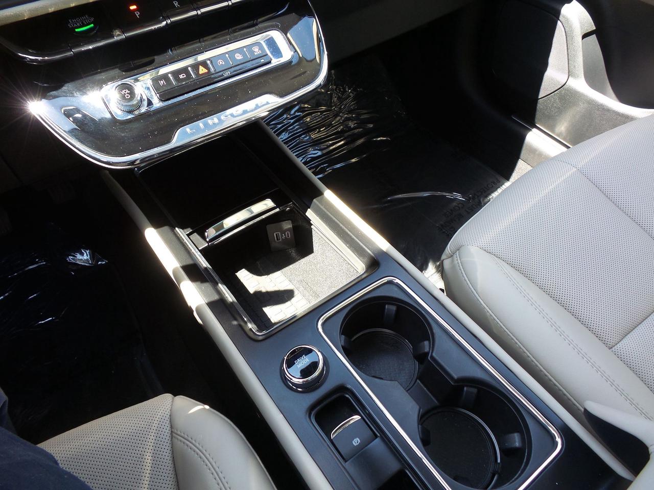 2026 Lincoln Corsair AWD, 202A! HEATED REAR SEATS! HEADS-UP DISPLAY! Photo