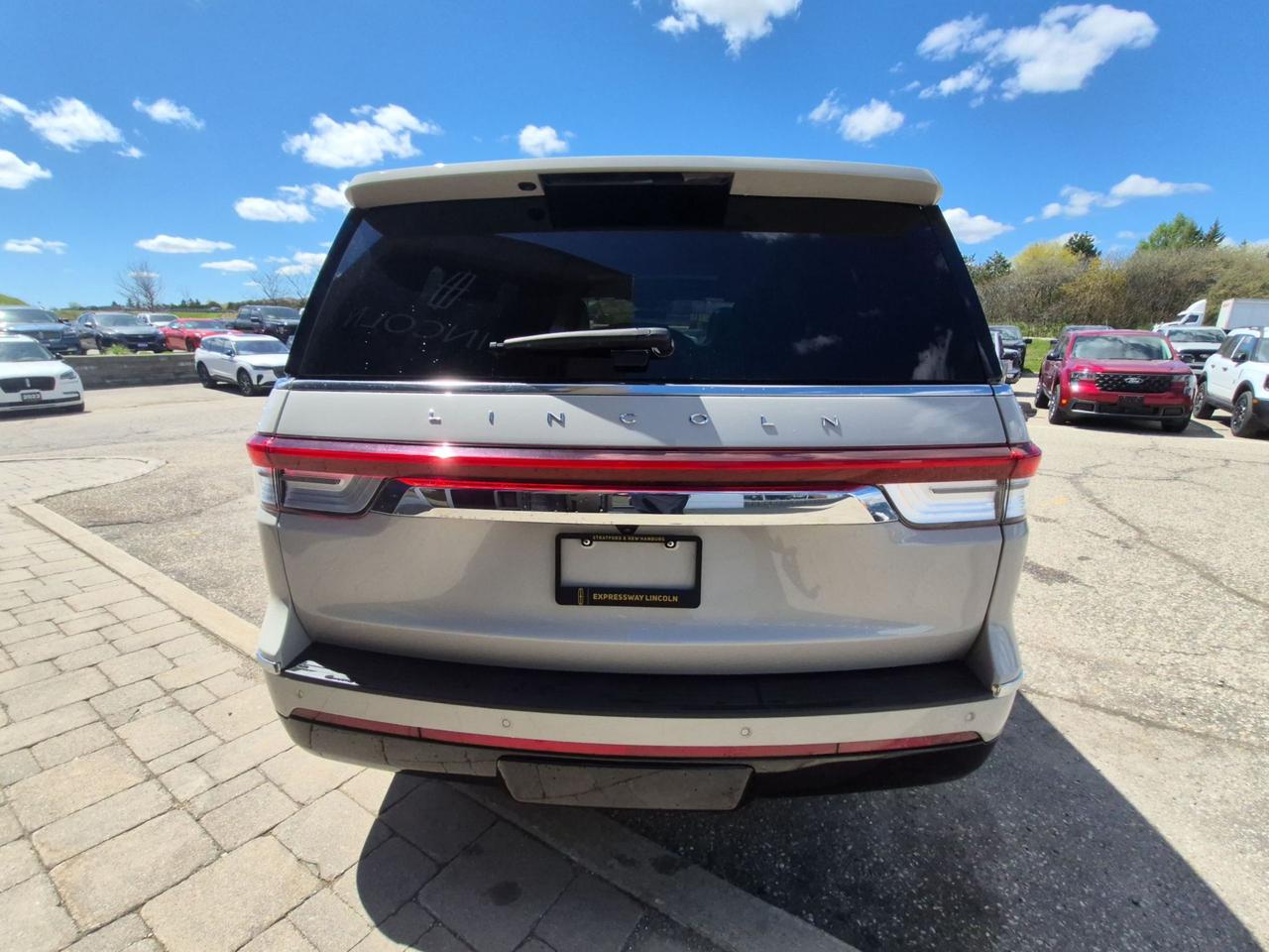 2024 Lincoln Navigator REGULAR LENGTH, 2ND ROW CAPTAINS, 22" RIMS, LOADED Photo2
