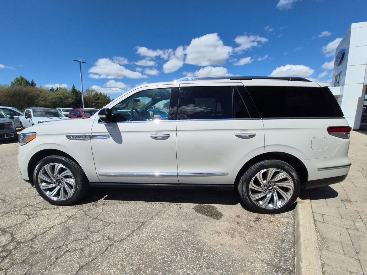 2024 Lincoln Navigator REGULAR LENGTH, 2ND ROW CAPTAINS, 22" RIMS, LOADED Photo