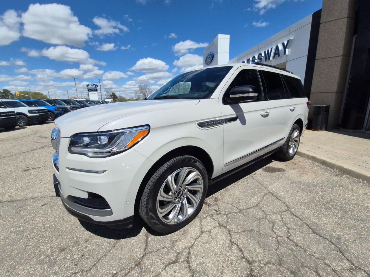 2024 Lincoln Navigator REGULAR LENGTH, 2ND ROW CAPTAINS, 22" RIMS, LOADED Photo
