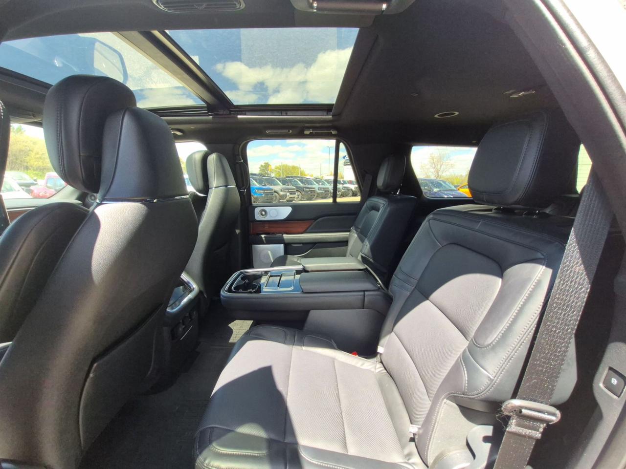 2024 Lincoln Navigator REGULAR LENGTH, 2ND ROW CAPTAINS, 22" RIMS, LOADED Photo