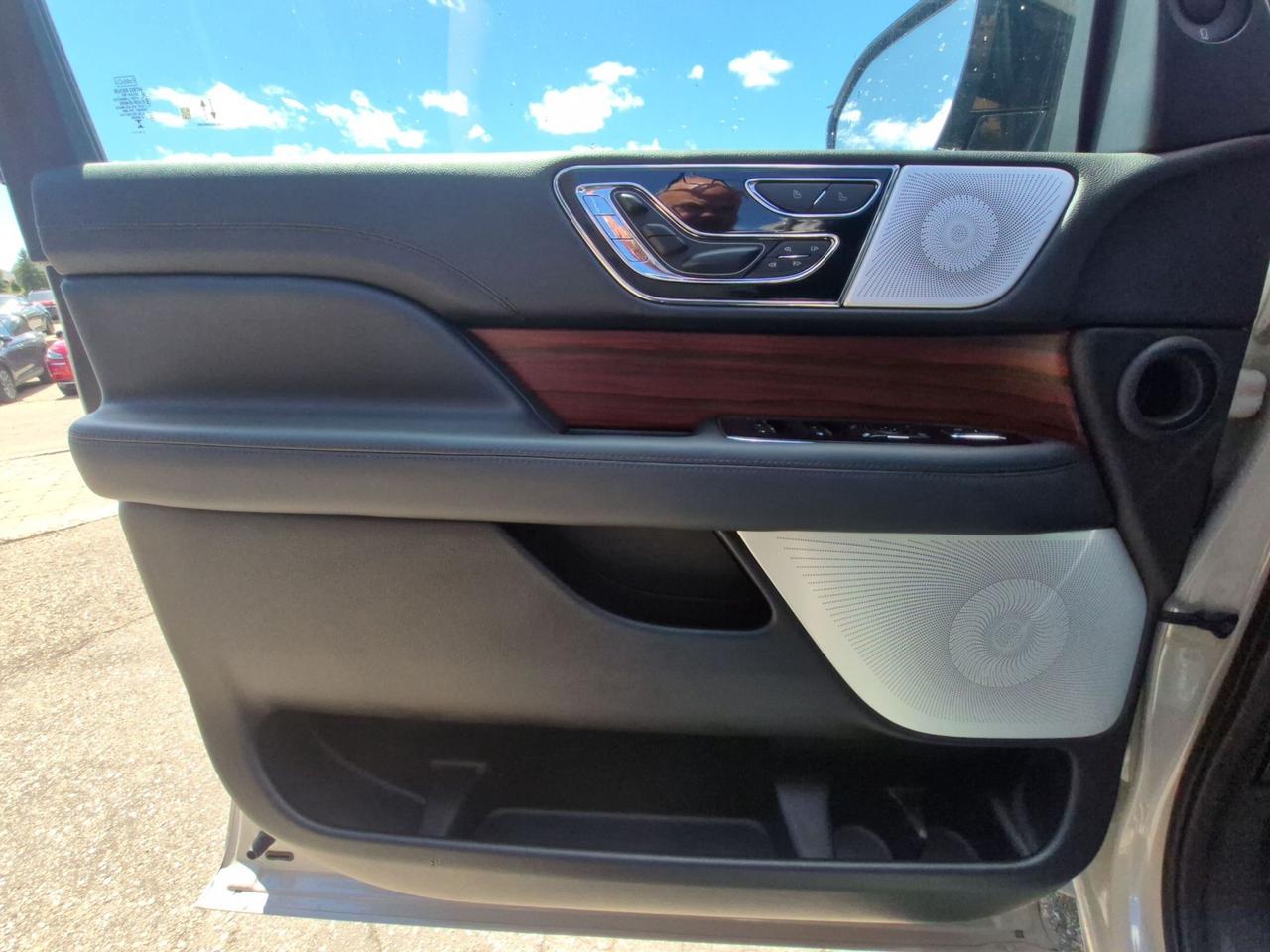 2024 Lincoln Navigator REGULAR LENGTH, 2ND ROW CAPTAINS, 22" RIMS, LOADED Photo