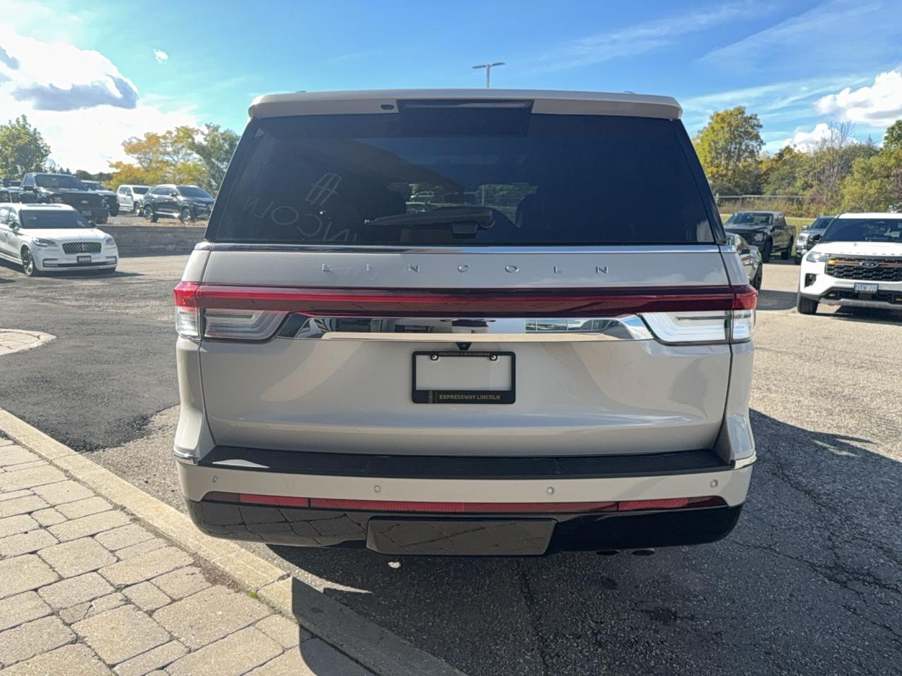 2024 Lincoln Navigator REGULAR LENGTH, 2ND ROW CAPTAINS, 22" RIMS, LOADED Photo